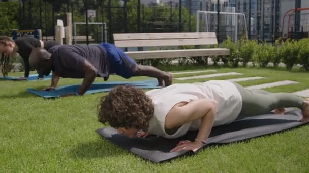 Images Latérales Diverses Personnes Pratiquant Yoga Dans Parc Condos Passant — Video