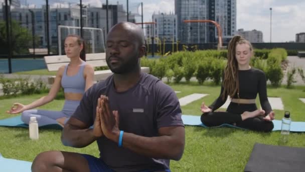 Imágenes Medianas Del Hombre Afroamericano Sentado Posición Loto Padmasana Meditando — Vídeos de Stock