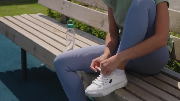 Side Recortado Imagens Mulher Anônima Activewear Amarrando Laços Tênis Brancos — Vídeo de Stock