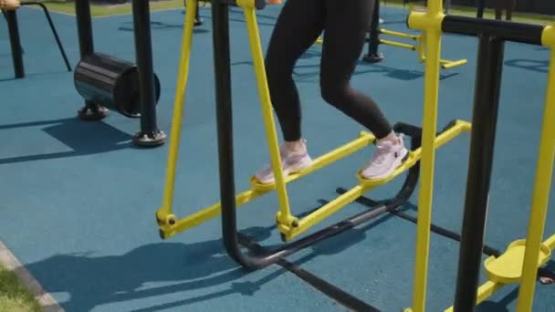 지역에서 체육관 장비를 크로스 트레이너에 Dreadlocks 다리와 코카서스 여자의 동영상 — 비디오