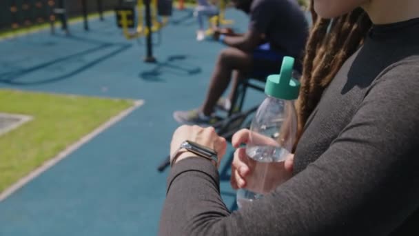 Boční Detailní Záběr Nerozpoznatelné Ženské Atletky Lahví Vody Kontrolní Čas — Stock video