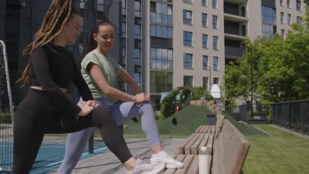 Sisi Miring Cuplikan Dari Dua Atlet Sesama Perempuan Meregangkan Kaki — Stok Video