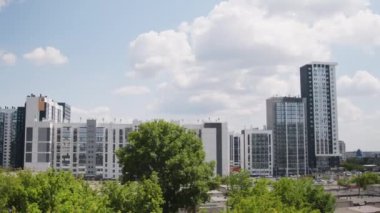 Hiçbir insan modern yüksek binalar ve çatı gözlemevinden alınmış yeşil manzaralı güzel şehir manzarası çekmez.