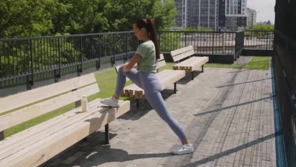 Filmagem Completa Lateral Atleta Feminina Caucasiana Activewear Esticando Pernas Durante — Vídeo de Stock