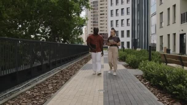 Imágenes Completas Diversos Compañeros Trabajo Caminando Por Parque Urbano Con — Vídeos de Stock