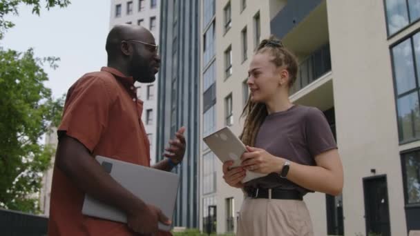 Kafkasyalı Kadını Afrikalı Amerikalı Adamının Modern Ofis Binasının Önünde Tablet — Stok video