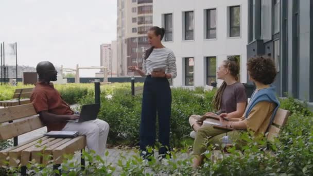 Imágenes Completas Mujeres Caucásicas Que Reúnen Con Empleados Parque Urbano — Vídeos de Stock
