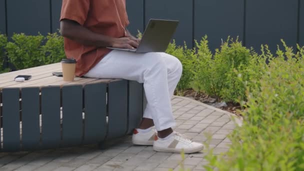Imagens Cortadas Laterais Código Programação Anônimo Homem Negro Laptop Moderno — Vídeo de Stock