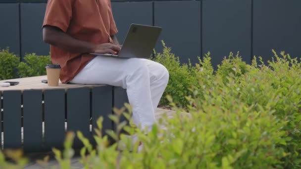 Imágenes Inclinación Lateral Programador Negro Que Trabaja Portátil Moderno Mientras — Vídeo de stock