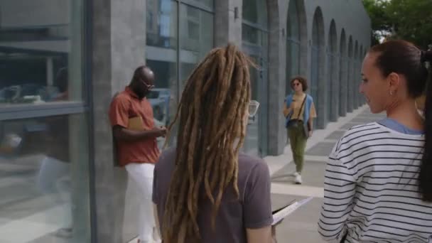 Ofis Binasının Yakınındaki Belgelerle Yürürken Iki Beyaz Kadın Çalışanın Meselelerini — Stok video