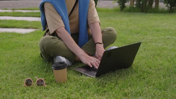 Przechylne Nagranie Uśmiechniętego Białego Wolnego Strzelca Pracującego Laptopie Siedząc Zielonym — Wideo stockowe