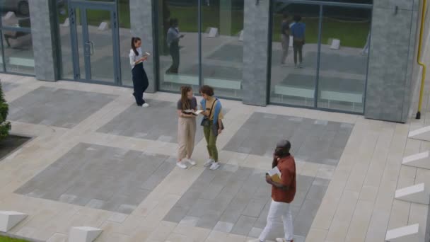 Letecké Záběry Různých Zaměstnanců Procházejících Mimo Kancelářskou Budovu Mluvících Během — Stock video
