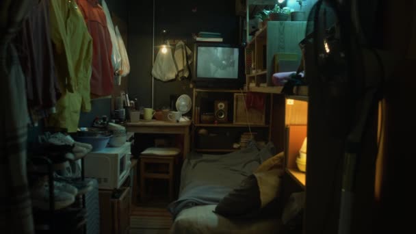 홍콩의 마이크로 아파트 내부의 오래된 영화를 접시와 테이블 레인지 선반에 — 비디오