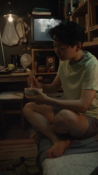 Πλήρης Κάθετη Λήψη Της Ασίας Γυναίκα Άνθρωπος Κάθεται Κουκέτα Στο — Αρχείο Βίντεο