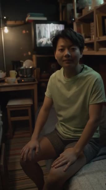 Retrato Vertical Completo Tiro Mulher Andrógina Chinesa Coreana Sentado Cama — Vídeo de Stock