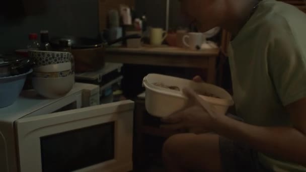 Medium Close Tilt Shot Young Chinese Man Woman Sitting Bunk — Vídeo de Stock