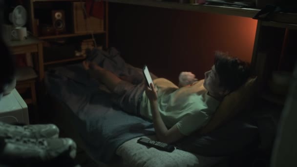 Filmagem Completa Jovem Mulher Andrógina Chinesa Cansada Deitada Beliche Minúsculo — Vídeo de Stock