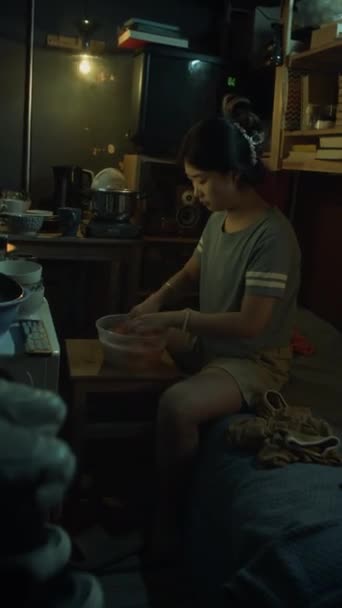 Tiro Vertical Completo Jovem Mulher Asiática Camiseta Casual Shorts Sentados — Vídeo de Stock