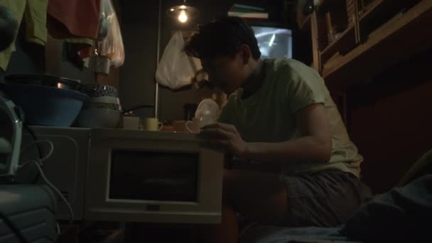 Средний Полный Снимок Молодого Азиатского Мужчины Сидящего Двухъярусной Кровати Вынимающего — стоковое видео