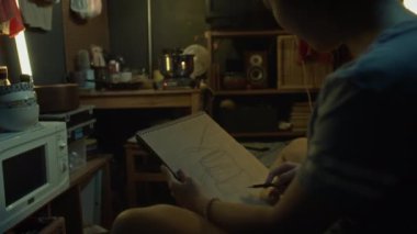 Mikro dairede yatağında oturan tanınmayan Asyalı kızın orta boy yakın çekim fotoğrafı, mikrodalgaya istiflenmiş kaselerin çizimi, akşam yemeği için tencerede kaynar su.