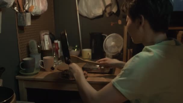 Medium Footage Young Chinese Woman Sitting Small Table Cluttered Micro — Vídeo de Stock