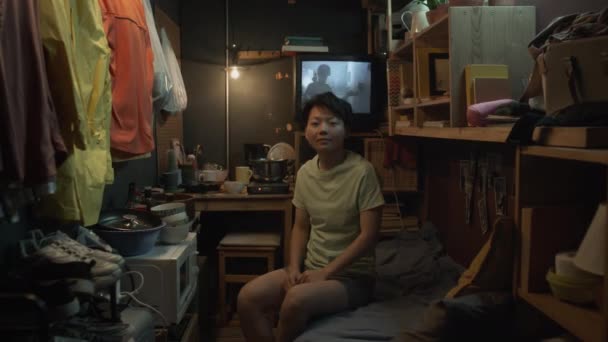 Kompletní Portrét Mladé Čínské Ženy Sedící Palandě Zaneřáděném Ošuntělém Mikronájemním — Stock video
