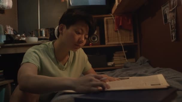 Fotografie Medie Tânărului Asiatic Student Stând Podea Fața Patului Supraetajat — Videoclip de stoc