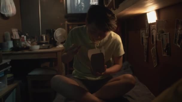 Média Tiro Completo Jovem Mulher Chinesa Andrógina Sentado Beliche Apartamento — Vídeo de Stock