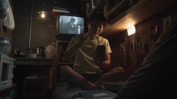 Imágenes Completas Una Joven Asiática Hombre Sentado Cama Estrecho Micro — Vídeos de Stock