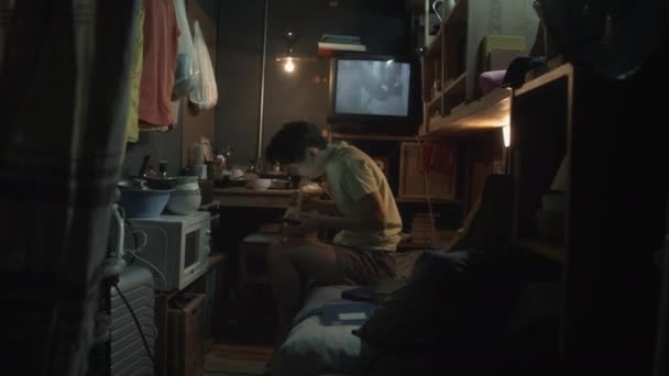 Tiro Completo Mulher Chinesa Jovem Homem Sentado Beliche Cama Apartamento — Vídeo de Stock