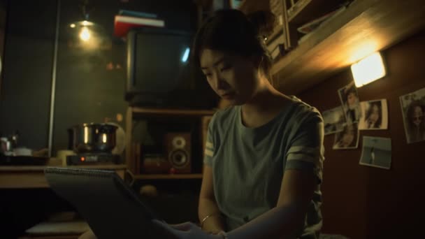 Средние Кадры Молодой Китайской Женщины Футболке Сидящей Кровати Плоской Капсуле — стоковое видео