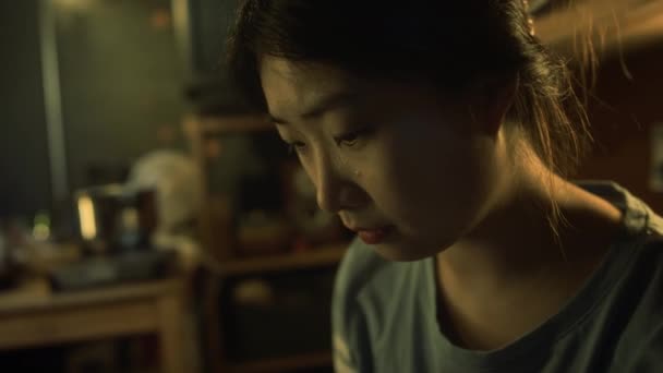 Крупный План Наклона Снимка Концентрированного Лица Рук Молодой Корейской Китайской — стоковое видео