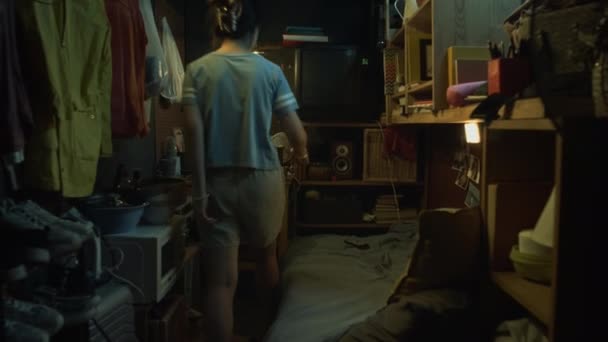 Filmagem Completa Menina Chinesa Camiseta Casual Shorts Andando Minúsculo Apartamento — Vídeo de Stock