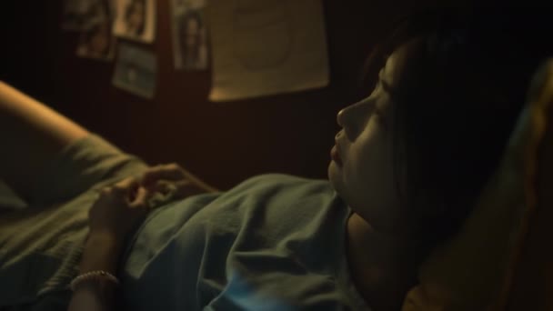 Średnie Zbliżenie Filmu Młodej Chinki Leżącej Wieczorem Łóżku Sypialni Oglądającej — Wideo stockowe