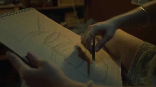 Close Tiro Mãos Menina Anônima Desenho Ainda Vida Esboço Lápis — Vídeo de Stock