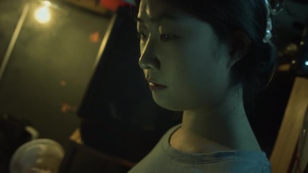 Akılsız Çinli Bir Kızın Yüzü Ellerinin Yakın Plan Fotoğrafı Akıllı — Stok video