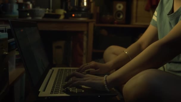 亚洲女性游戏玩家坐在小公寓的双层床上 在笔记本电脑上玩Fps射击游戏 输了比赛 摘下耳机 愤怒和失望地做出反应的中特写镜头 — 图库视频影像
