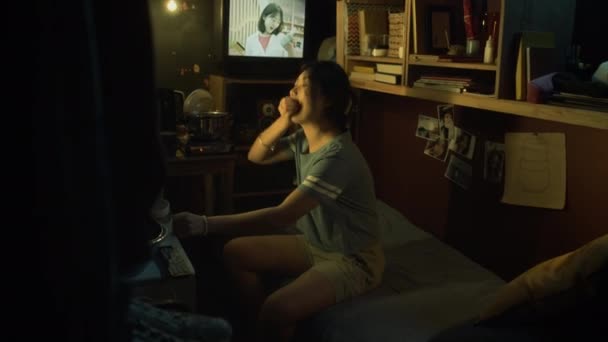 Полный Снимок Молодой Китайской Женщины Сидящей Двухъярусной Кровати Крошечной Квартире — стоковое видео