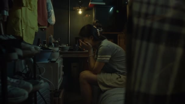 Mittlere Vollständige Filmaufnahmen Einer Traurigen Jungen Chinesin Die Auf Einem — Stockvideo
