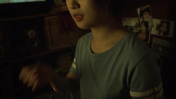 Imagens Close Chinês Coreano Mulher Deglutição Medicação Água Potável Wincing — Vídeo de Stock