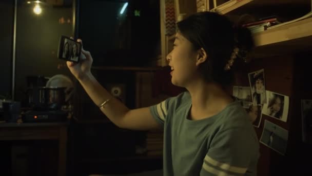 Plan Rapproché Moyen Une Jeune Chinoise Joyeuse Assise Sur Lit — Video