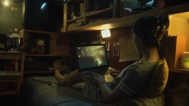 Полный Задний Снимок Молодой Азиатки Сидящей Двухъярусной Кровати Тускло Освещенной — стоковое видео