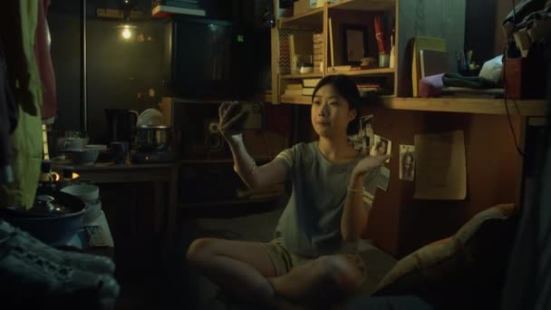 Filmagem Completa Uma Jovem Estudante Chinesa Coreana Animada Sentada Beliche — Vídeo de Stock