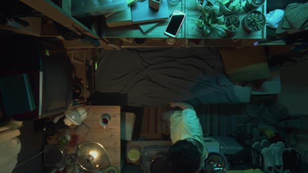 Filmagem Completa Homem Mulher Chinês Andando Minúsculo Apartamento Ligando Luz — Vídeo de Stock