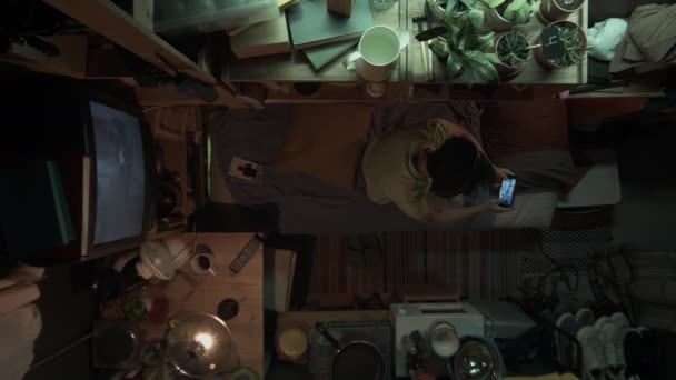Полный Верхний Снимок Анонимной Китаянки Мужчины Сидящих Двухъярусной Кровати Тускло — стоковое видео