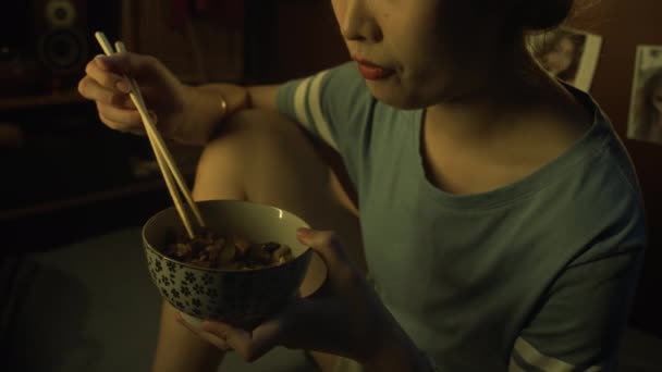 Zbliżenie Dłonie Twarz Chinki Jedzącej Smażone Pałeczek Pałeczki Miski Żucia — Wideo stockowe