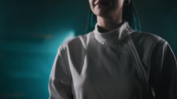 白种人女子击剑手佩带填充物手套 在黑漆漆的房间里准备和装扮训练时的服装 — 图库视频影像