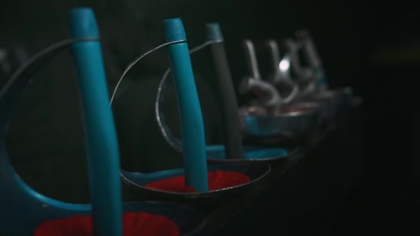 Tanımlanamayan Folyo Kılıç Ustalarının Karanlık Odada Antreman Yapmadan Önce Iki — Stok video