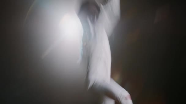 技术熟练的击剑手与剑手在暗室比赛中的侧身持球时间 — 图库视频影像