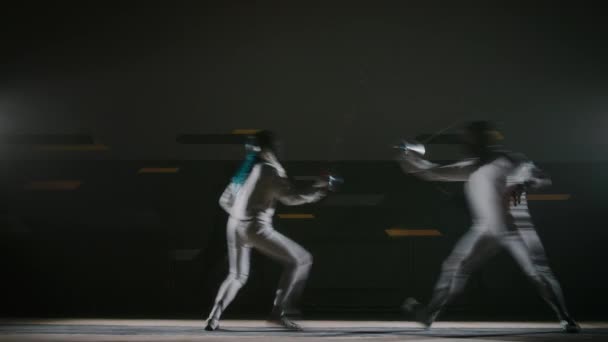 ダークホールでのデュエル中にラッパーで戦う2人のプロフェッショナルフェンサーのサイドフルタイムタイム — ストック動画